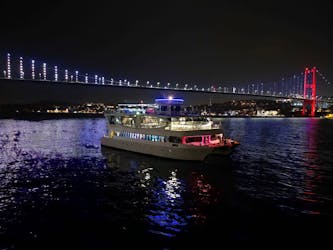 3-uur durende catamarancruise op de Bosporus met dinershow